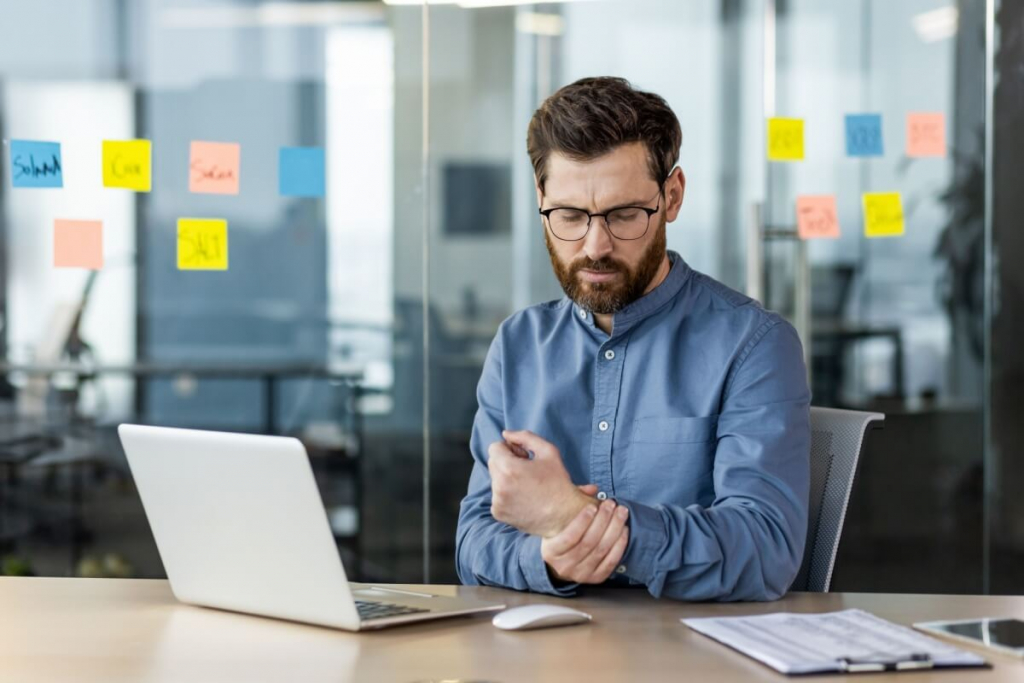Dor persistente no trabalho pode indicar LER/DORT: veja como se proteger
