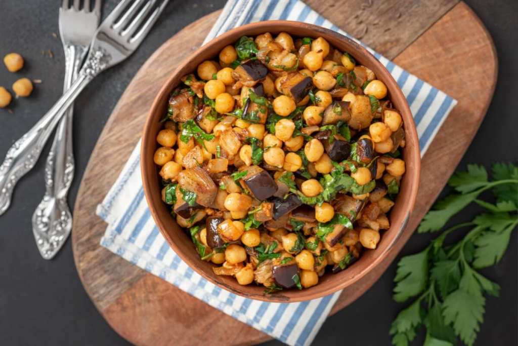 Grão-de-bico: 5 receitas leves e ricas em proteínas para o almoço
