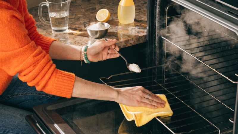 Nada de gordura impregnada no forno: 4 truques caseiros para evitar manches difíceis e mau cheiro