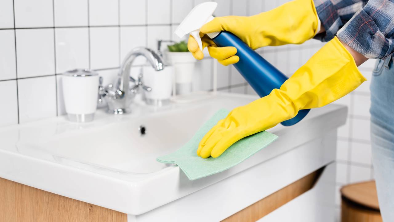 Nem produtos caros, nem cheiro forte: o jeito simples de deixar seu banheiro brilhando