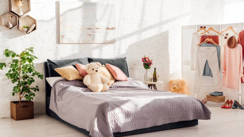 Passos rápidos para organizar o quarto em apenas 5 minutos, com ações simples que ajudam a melhorar o bem-estar