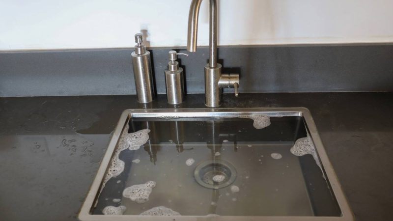Pia entupida parou a cozinha? Teste essas receitinhas caseiras antes de chamar o encanador
