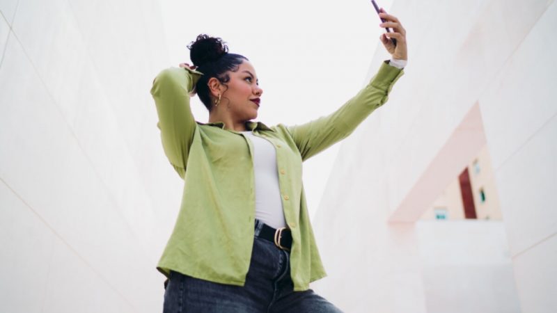 Redes sociais e moda: a transformação do estilo feminino na era digital