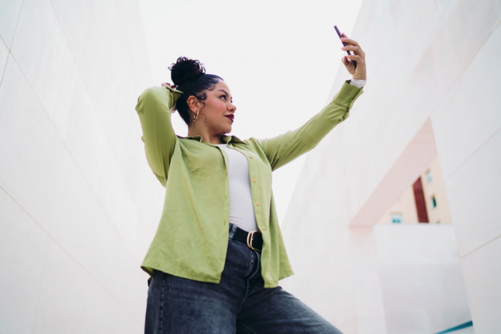 Redes sociais e moda: a transformação do estilo feminino na era digital