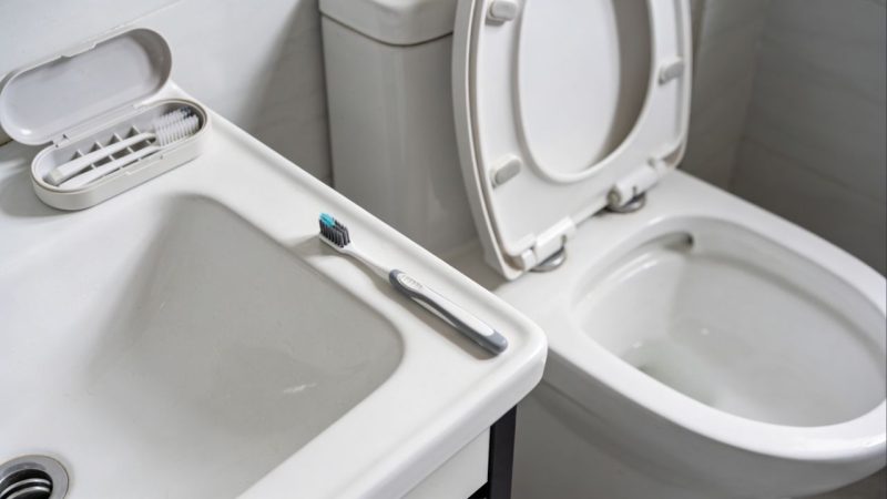 Se você deixa a escova de dentes assim no banheiro, o risco dispara: ela acumula bactérias invisíveis. Por que essa posição é a mais perigosa