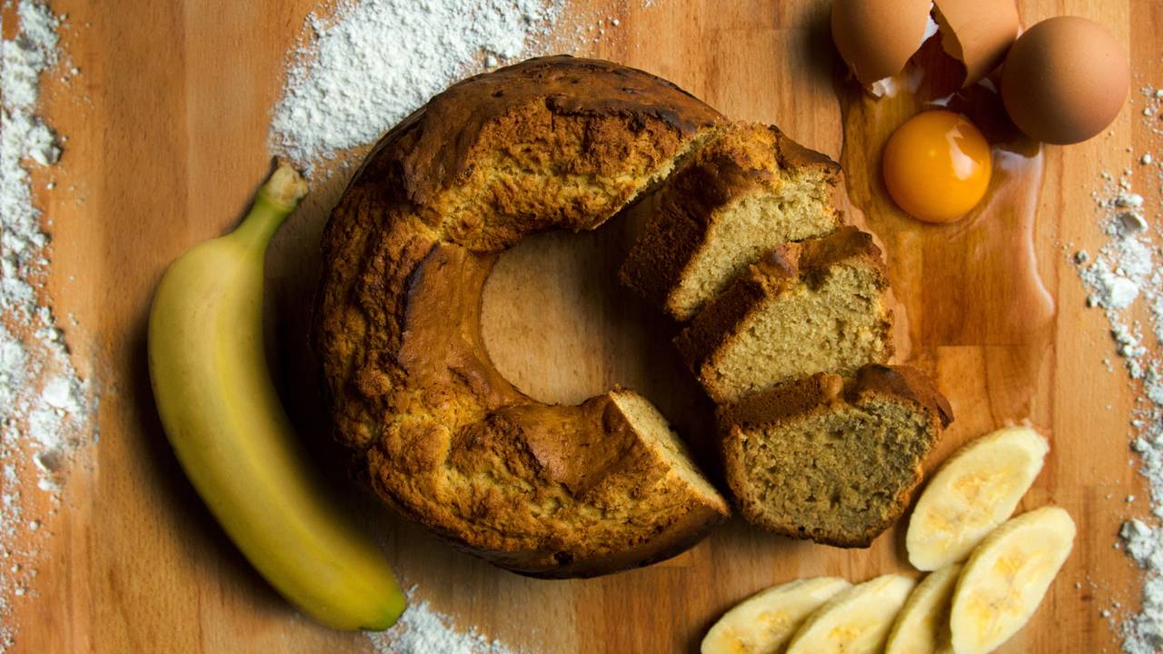 Sem açúcar e com poucos ingredientes, este bolo de banana virou queridinho para comer no café