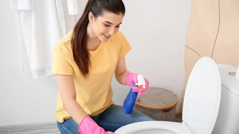 Sem vinagre nem bicarbonato: a forma correta de tirar calcário do banheiro