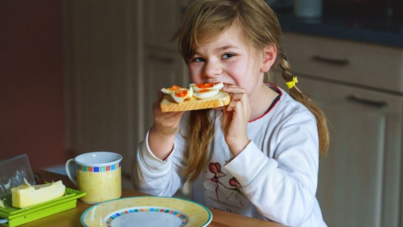 Veja como incluir o ovo na alimentação das crianças nas férias