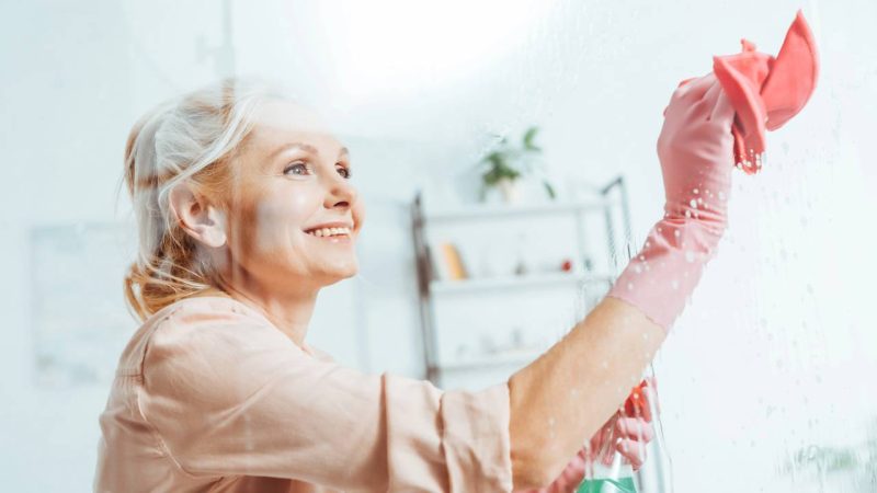 Vidros sem manchas: solução rápida com vinagre e microfibra