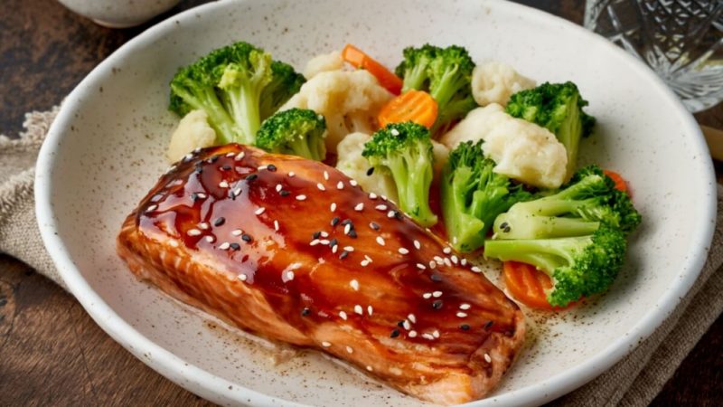 Almoço saudável: 5 receitas com salmão para inserir na dieta