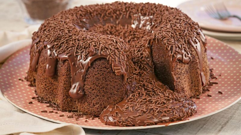 Bolo de chocolate com cobertura: 3 receitas deliciosas e práticas