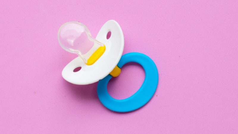 Chupeta “antiestresse” vira moda entre adultos e preocupa especialistas