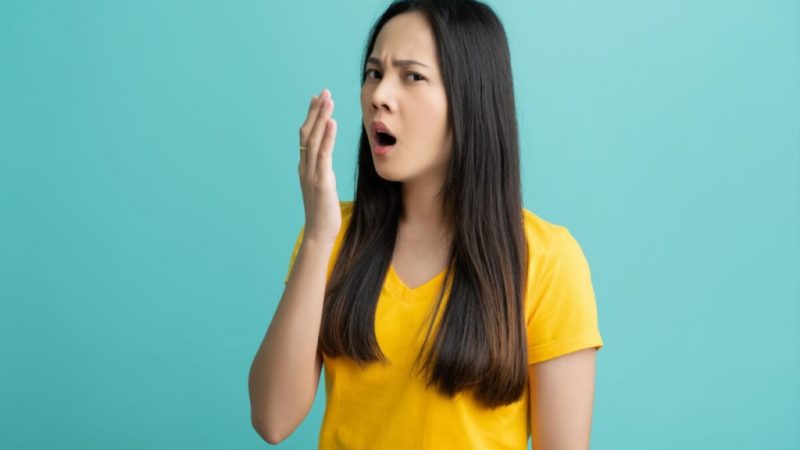 Mau hálito: 6 mitos e verdades sobre a halitose