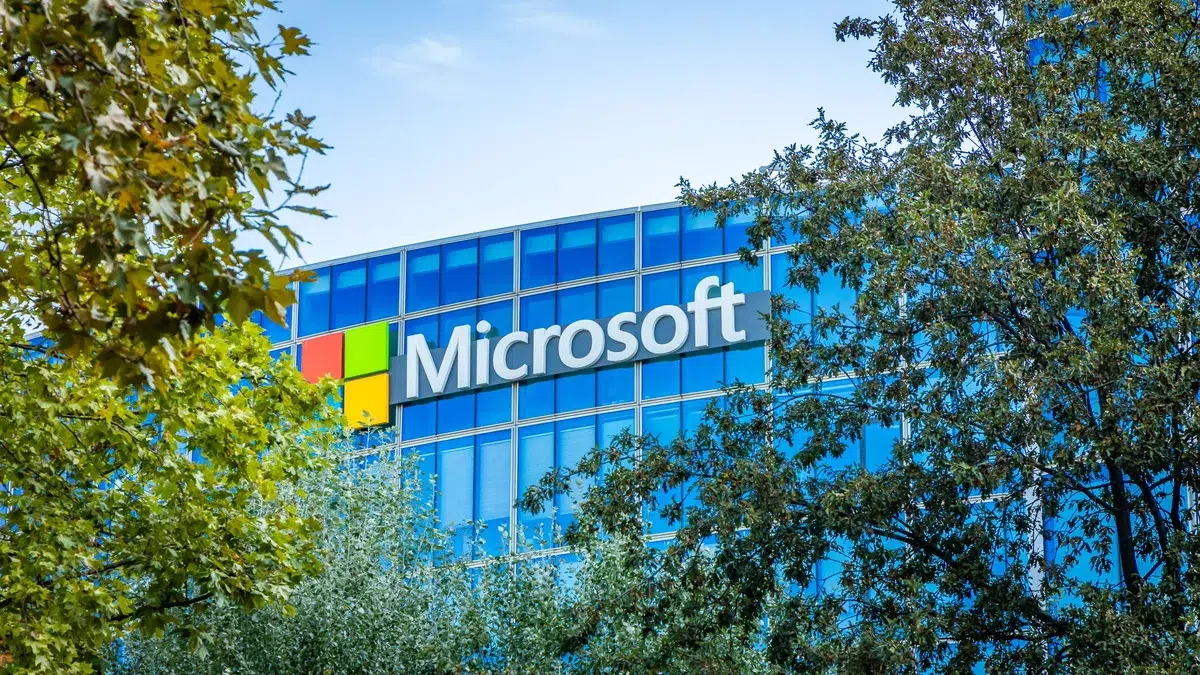 Microsoft ameaça processar OpenAI e Amazon por quebra de contrato em acordo de US$ 50 bilhões