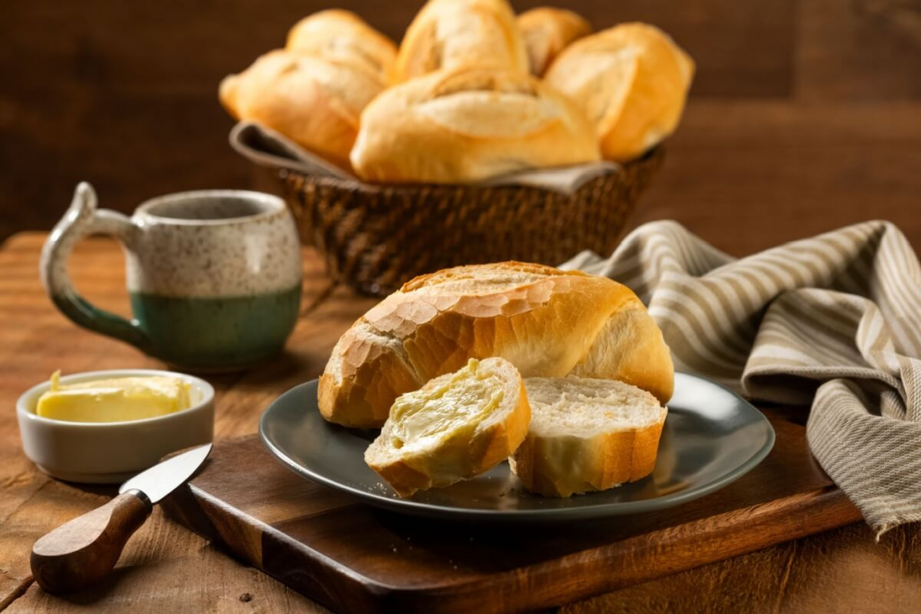 Pão francês na dieta: 11 formas saudáveis de consumir o alimento