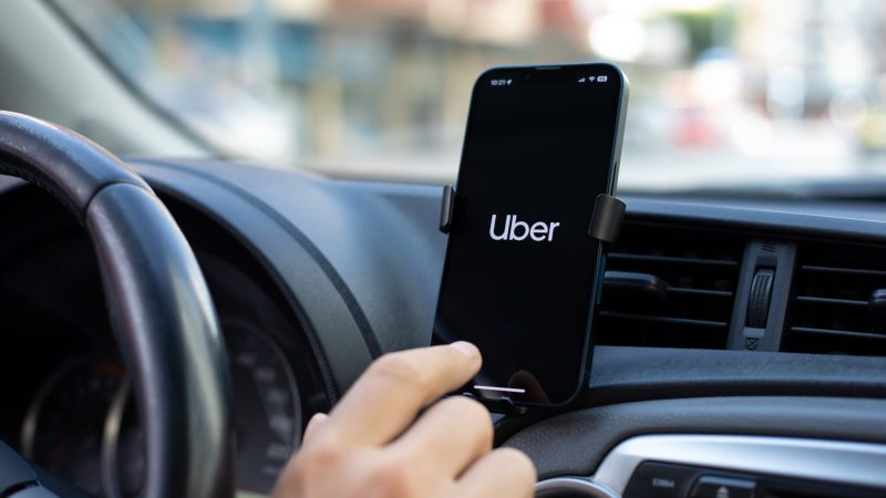 Uber descarta saída do Brasil, mas prevê alta de 60% nos preços caso lei de vínculo avance