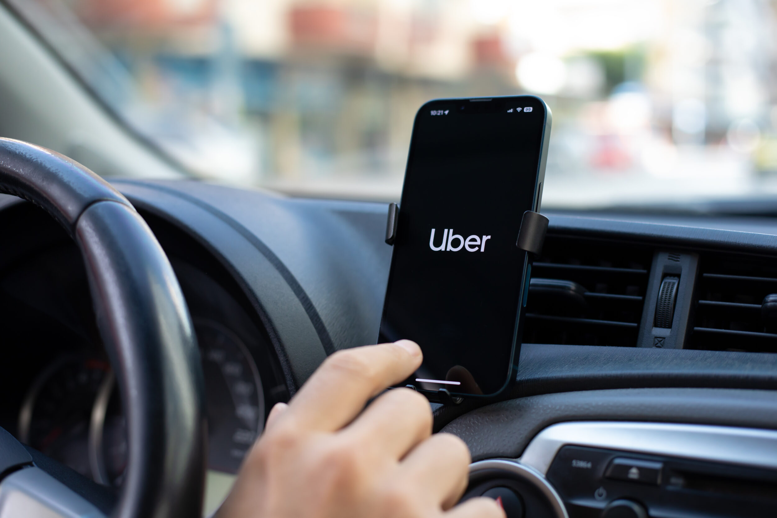 Uber descarta saída do Brasil, mas prevê alta de 60% nos preços caso lei de vínculo avance
