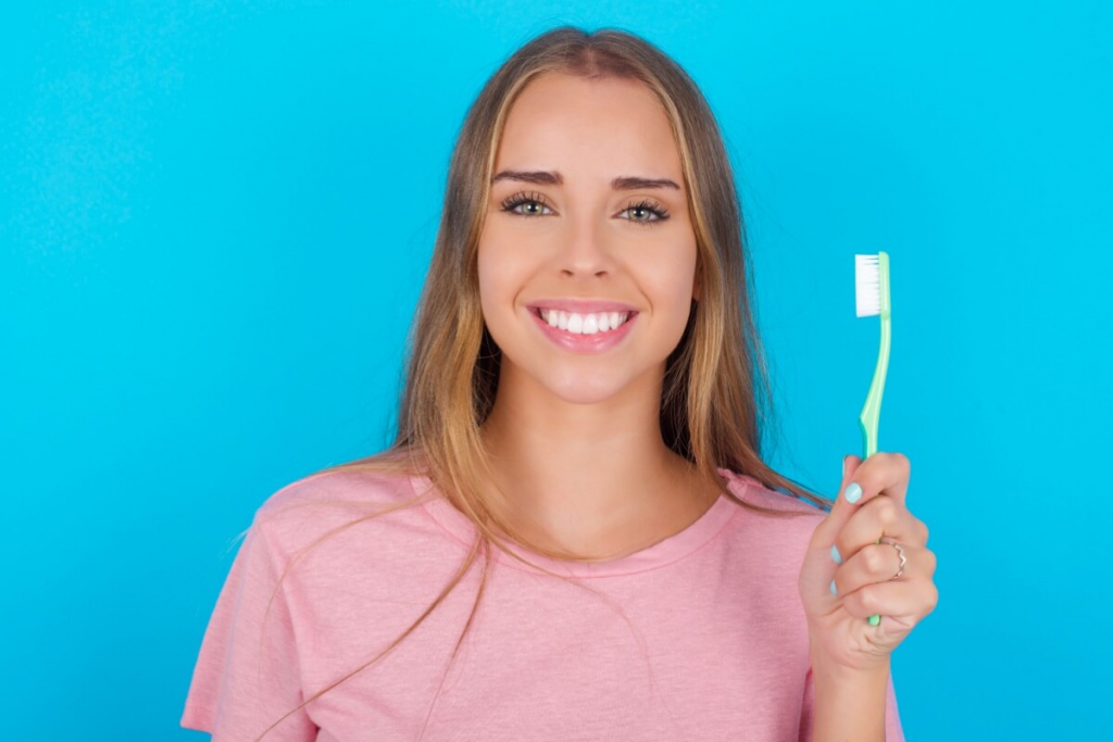 5 sinais de que está na hora de trocar a escova de dentes