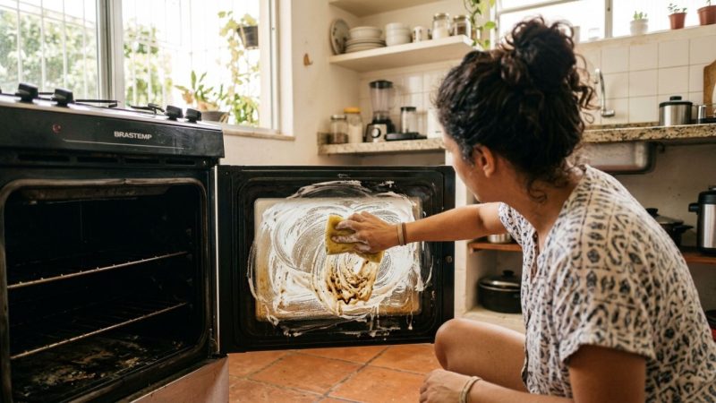 Como limpar o vidro do forno engordurado: veja como deixá-lo sem resíduos e transparente como no primeiro dia