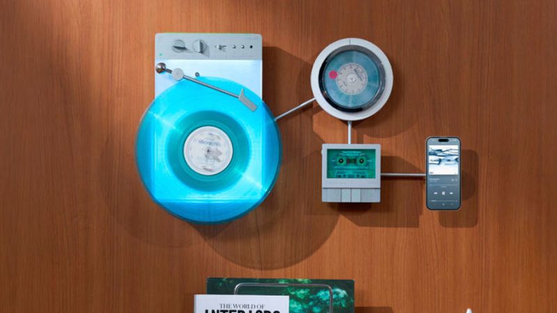 Essa empresa ignorou o digital e lançou aparelho que toca vinil, CD e fita cassete pendurado na parede