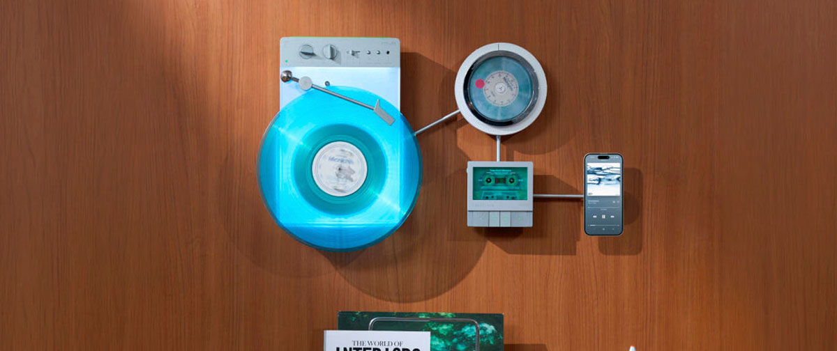 Essa empresa ignorou o digital e lançou aparelho que toca vinil, CD e fita cassete pendurado na parede