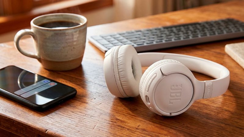 Fone da JBL com 76 horas de bateria está com 30% de desconto na Amazon