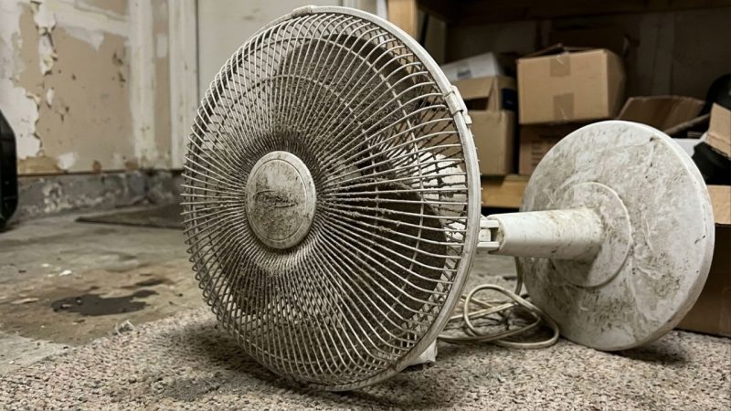 Limpe o ventilador sem remover a grade com um método fácil que usa utensílios de cozinha