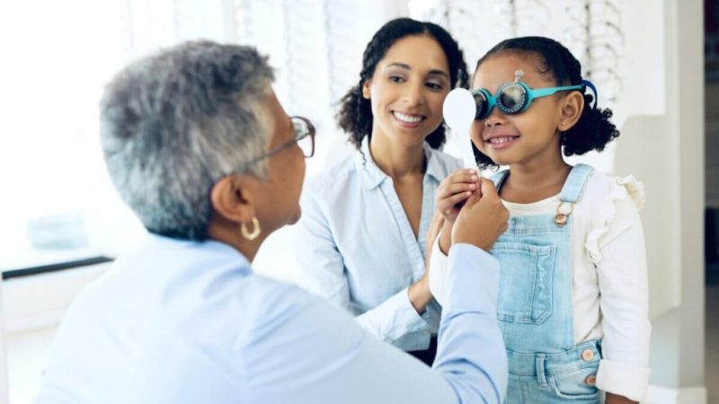 O que os pais precisam saber antes de escolher um tratamento de miopia para seus filhos