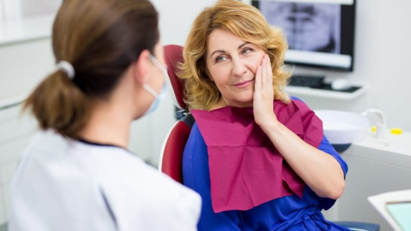 Odontologia domiciliar avança no Brasil e amplia o cuidado com idosos e acamados