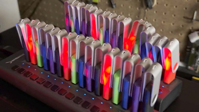 “Rodando em 32 dos piores pendrives USB que existem”, diz homem que montou servidor caseiro bizarro