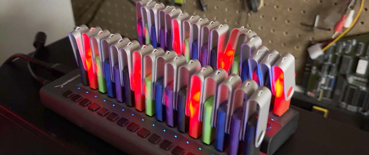 “Rodando em 32 dos piores pendrives USB que existem”, diz homem que montou servidor caseiro bizarro