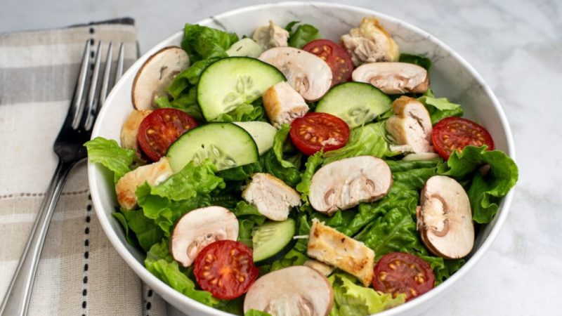 Salada com proteína: 3 receitas saudáveis e nutritivas para o jantar
