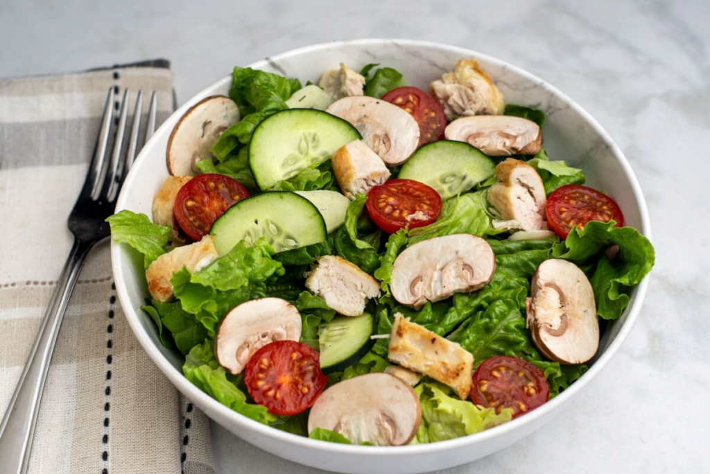 Salada com proteína: 3 receitas saudáveis e nutritivas para o jantar