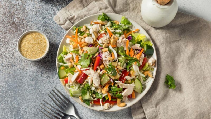 Salada com proteína: aprenda a preparar opção prática e nutritiva