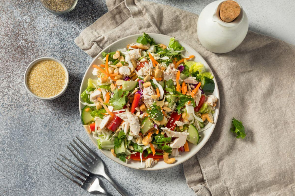 Salada com proteína: aprenda a preparar opção prática e nutritiva