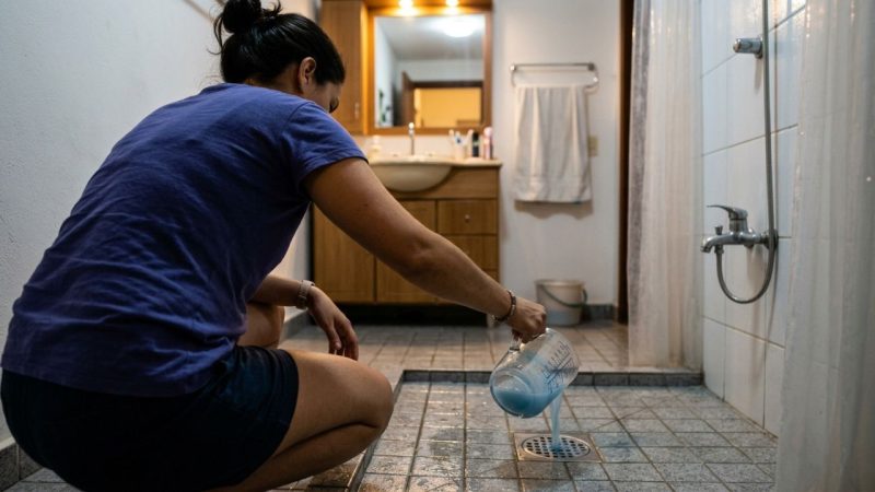 Colocar amaciante de roupas no ralo do banheiro antes de dormir: para que serve e como sua casa fica pela manhã