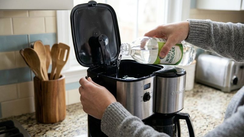 Colocar vinagre branco no reservatório da cafeteira: para que serve e por que você deve fazer