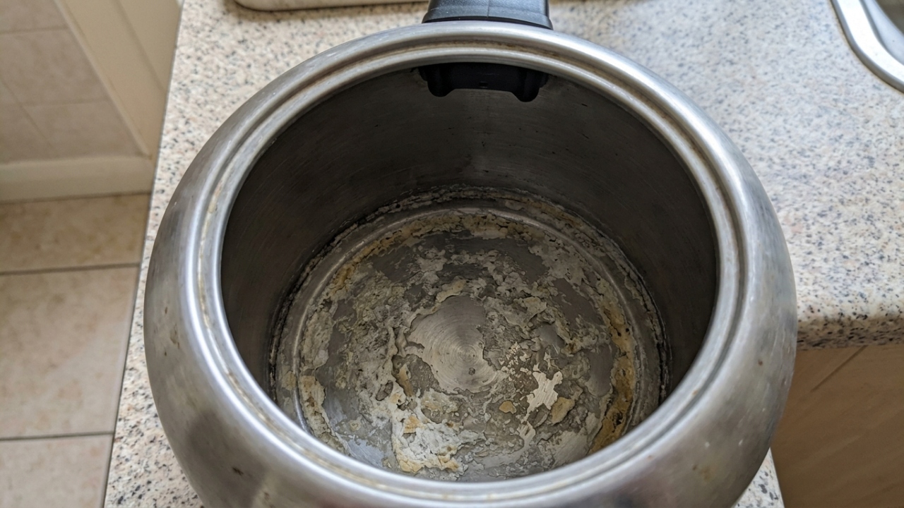 Como limpar a chaleira elétrica com manchas de calcário no fundo: veja como deixá-la sem resíduos minerais e nova