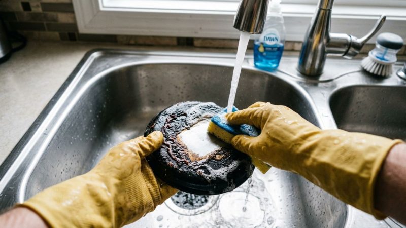 Como limpar as tampas do fogão incrustadas de gordura carbonizada: veja como deixá-las brilhando usando um banho de amônia fechado dentro de um saco plástico