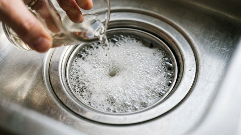 Derramar meia xícara de bicarbonato de sódio seguida de vinagre quente no ralo antes de dormir: para que serve e por que recomendam
