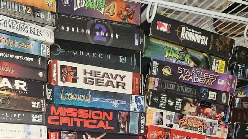 Filho foi ajudar o pai a arrumar um quarto cheio de tralha, e encontrou dezenas de jogos clássicos: Diablo, Call of Duty 2, FEAR, e mais