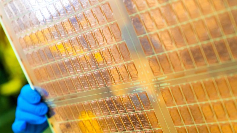 Intel exibe protótipos de chips sobre bases de vidro com conexões ópticas