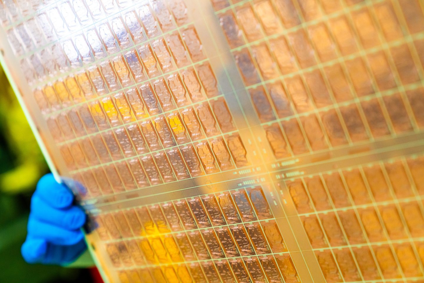 Intel exibe protótipos de chips sobre bases de vidro com conexões ópticas