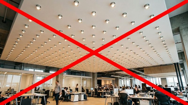 O forro de gesso rebaixado lotado de dezenas de pequenos spots redondos direcionáveis está com os dias contados: conheça a iluminação linear contínua que é o futuro do design