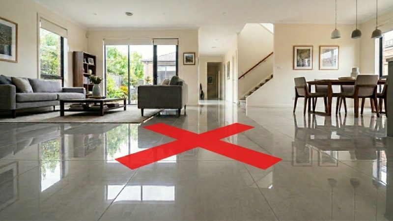 Adeus aos pisos de porcelanato super polido e escorregadio: a tendência minimalista para renovar o chão com texturas foscas e acetinadas