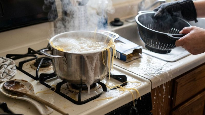 Como evitar que a água do macarrão ferva e transborde sujando o fogão todo: o truque fácil de atravessar uma colher de pau em cima da panela que sempre funciona