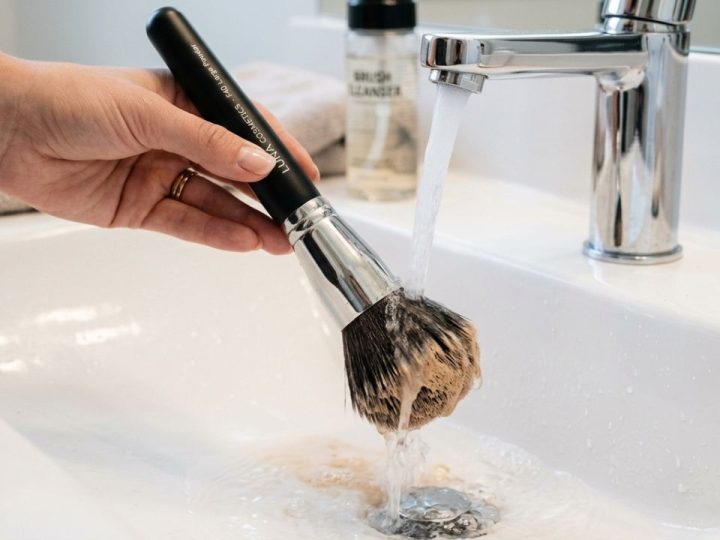 Como limpar os pincéis de maquiagem profundamente sem estragar as cerdas: o truque fácil de usar detergente neutro com azeite que está na moda