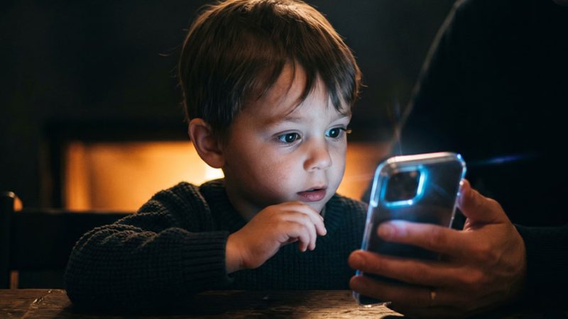 Criança vê pais checando celular dezenas de vezes por dia e imita o comportamento, aponta estudo
