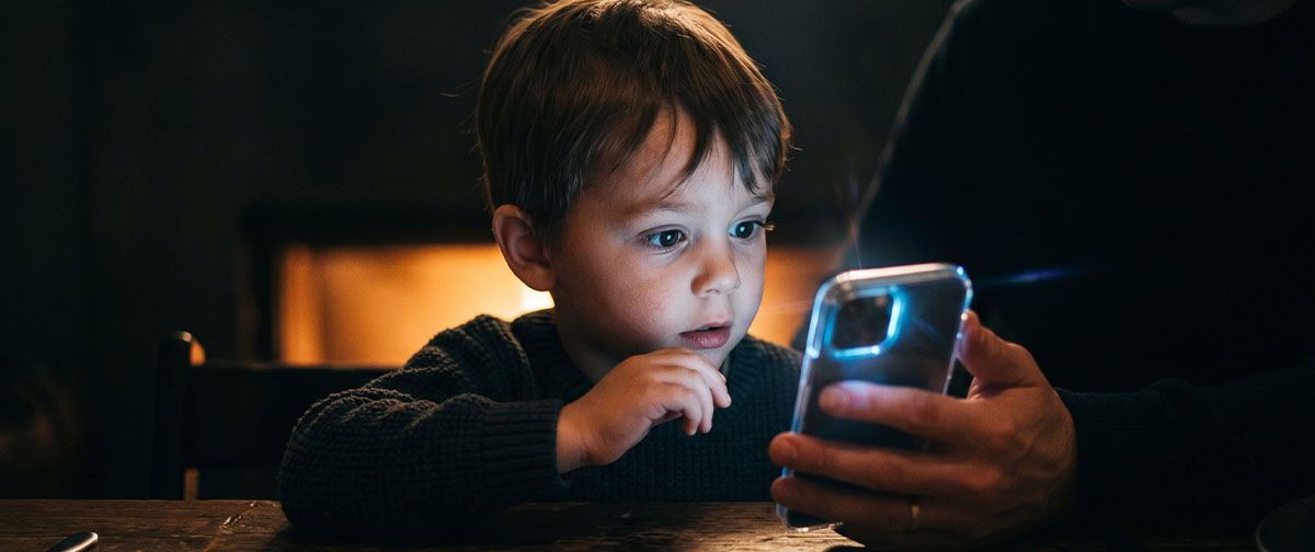 Criança vê pais checando celular dezenas de vezes por dia e imita o comportamento, aponta estudo