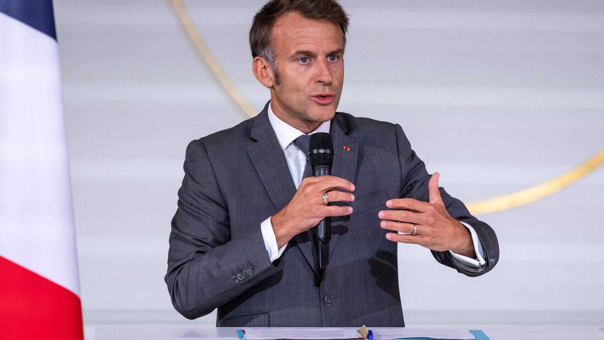 Macron critica veto de Trump a modelos de IA e diz que isso prejudica o mercado